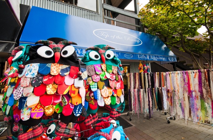 Souvenir shop happy owls