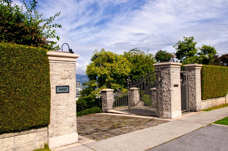 5695 Newton Wynd entrance