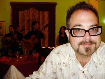 Mark bemused by trovadores at a Cuban buffet restaurant